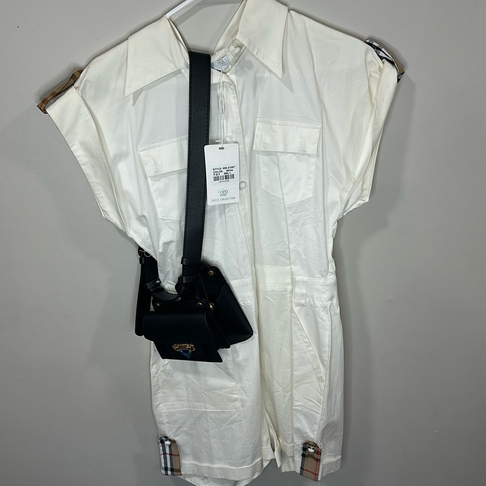 White short jumpsuit with details in the sleeves and bottom